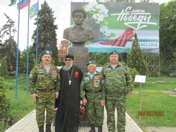 «Союз десантников Таганрога» в день Победы поздравил ветерана Великой Отечественной войны