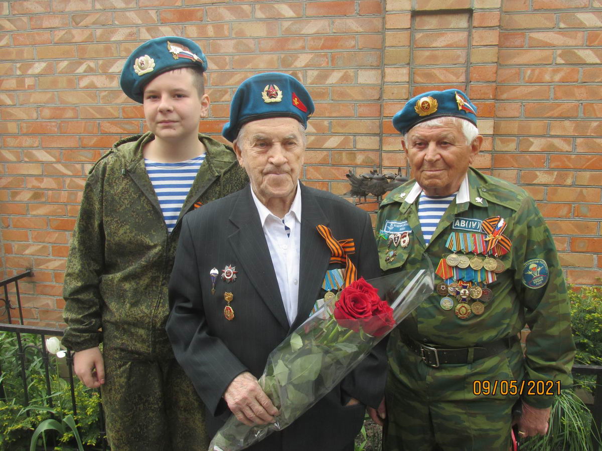 «Союз десантников Таганрога» в день Победы поздравил ветерана Великой Отечественной войны