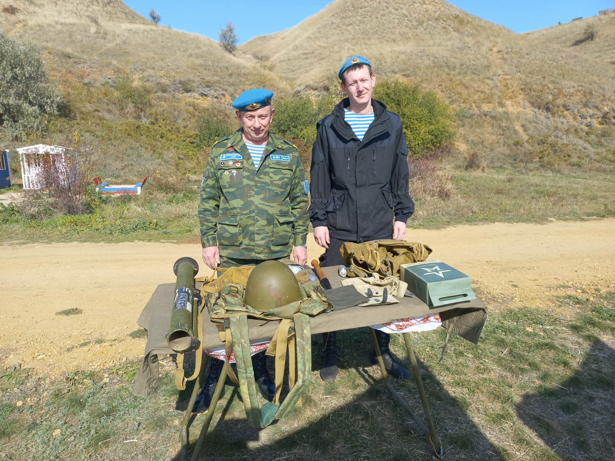 Ветераны-десантники Виктор Еньшин и Кирилл Цесенко готовят учебные точки для мастер-класса