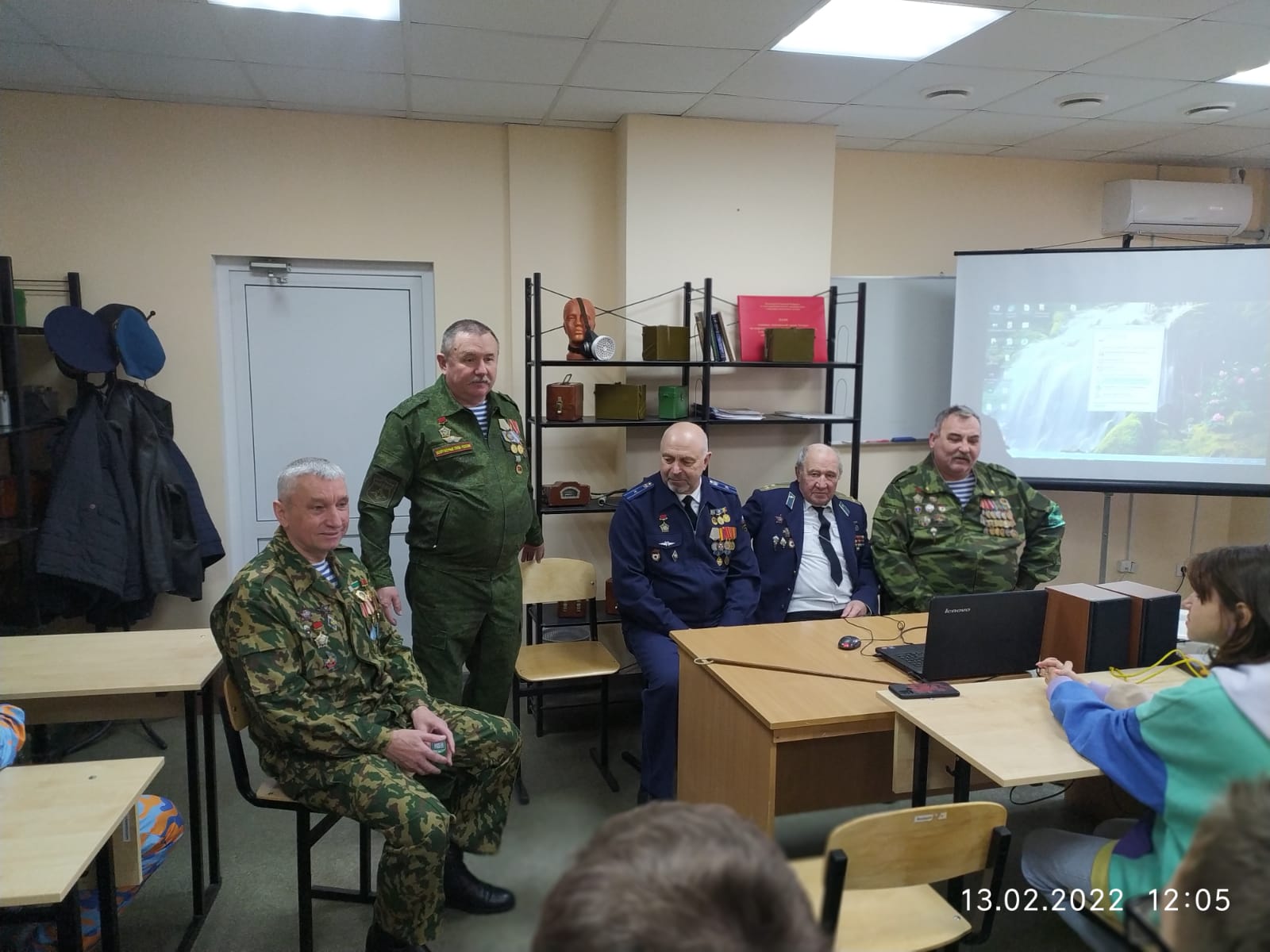 Ветераны «Союза десантников Таганрога» провели урок мужества в центре ЮНСПАС 