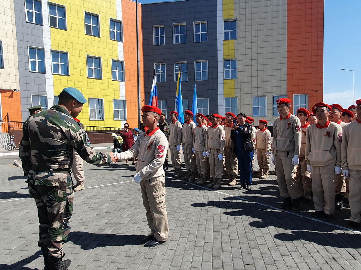 Торжественный парад в школе №18 им. Лопсан-Кендена города Кызыла