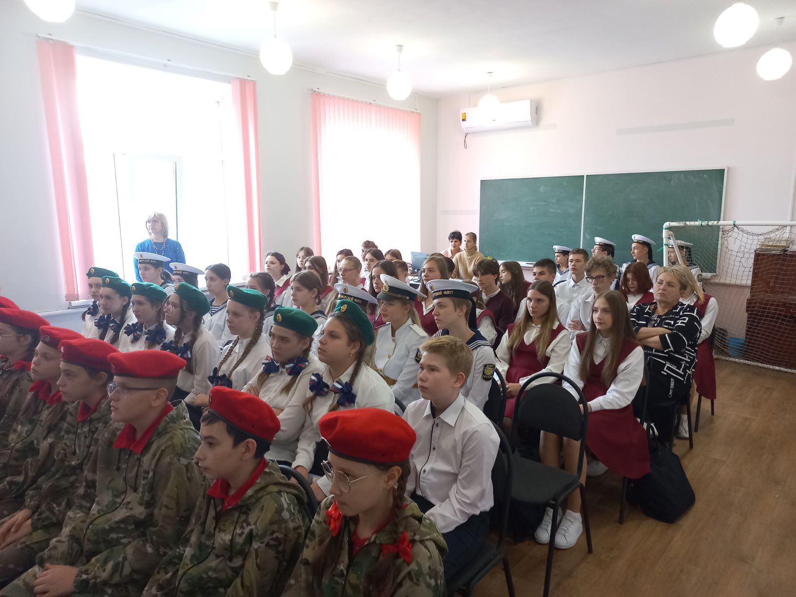 Юнармейские отряды МОБУ СОШ-23 города Таганрога на уроке Мужества