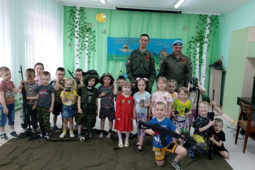 Инструктора ВПК «Легион» «Союза десантников Удмуртии» в преддверие празднования 80-й годовщины Победы в Великой Отечественной войне посетили МБДОУ «Детский сад №26»