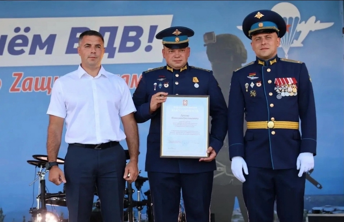Мэр города Тулы Алексей Эрк вручил Благодарности военнослужащим 106-ой ВДД, Председателю РО ДОСААФ Тула Дерябину Алексею и Председателю ТРОО "Объединение десантников и ветеранов боевых действий" Парфенкову Владимиру