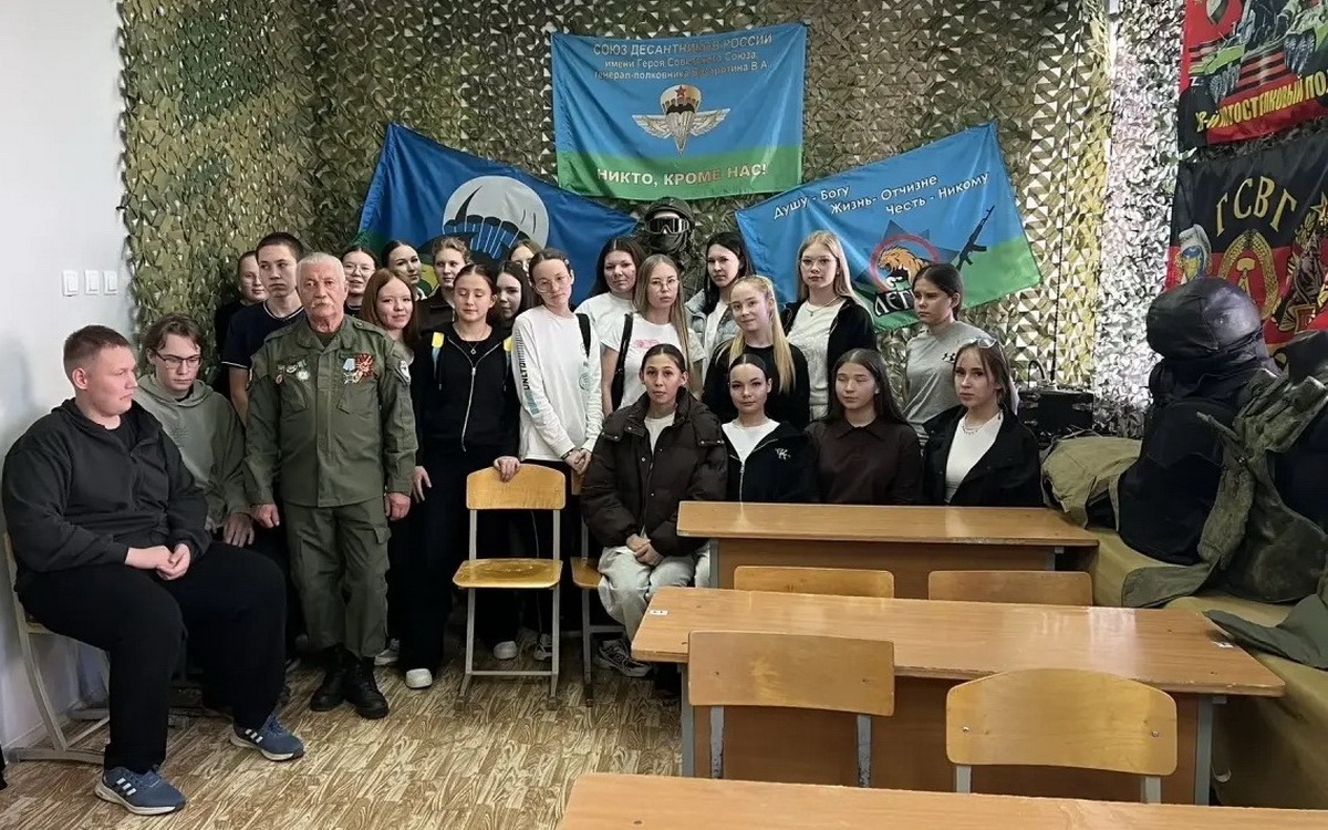 ВПК «Легион» «Союза десантников Удмуртии» провёл урок мужества со студентами 1 и 2 курсов Бюджетного профессионального образовательного учреждение Удмуртской Республики "Можгинский педагогический колледж имени Т.К. Борисова"